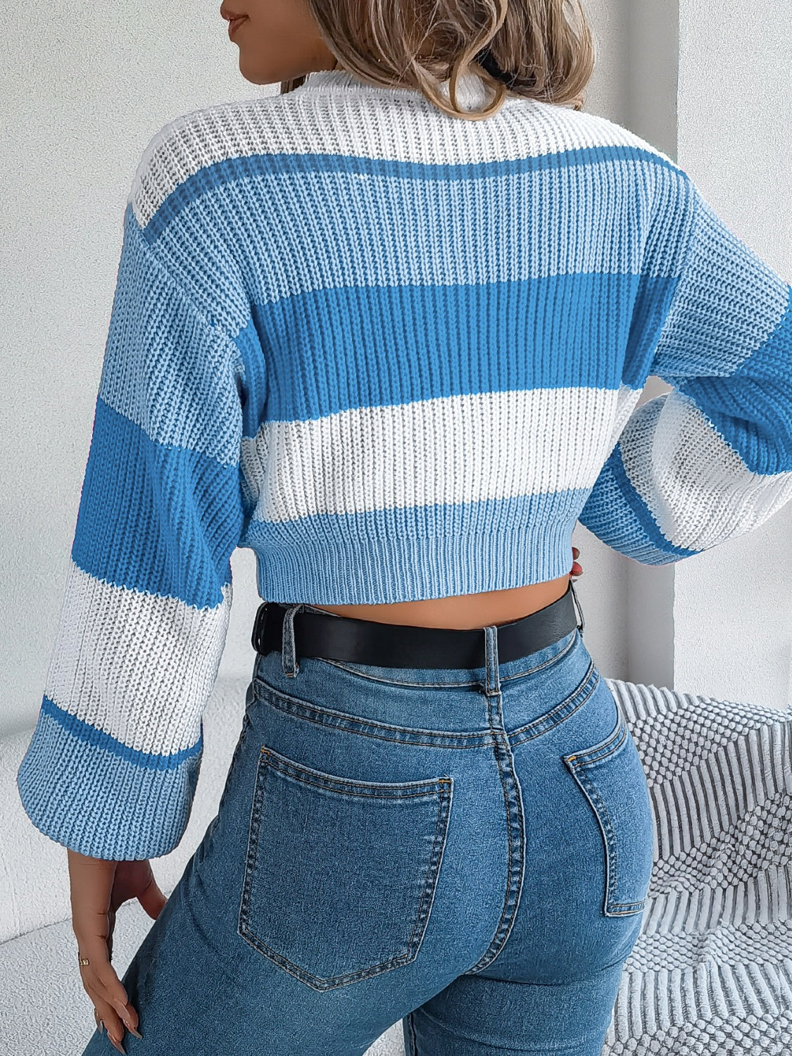 Color Block Round Neck Cropped Sweater - Image 7